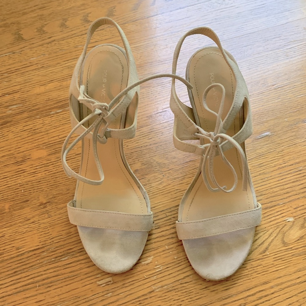 Pour la victoire light grey tie up heels